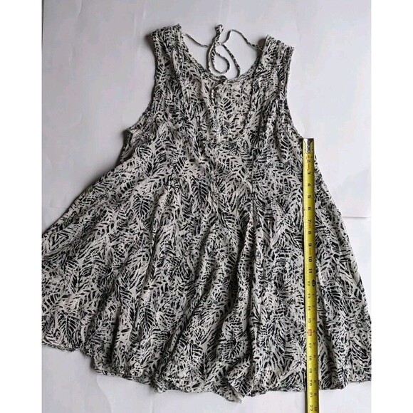 Ecote UO Women BLOUSE BLACK WHITE SIZE S Small SLEEVELESS PALM LEAVES PULLOVER - Picture 3 of 8